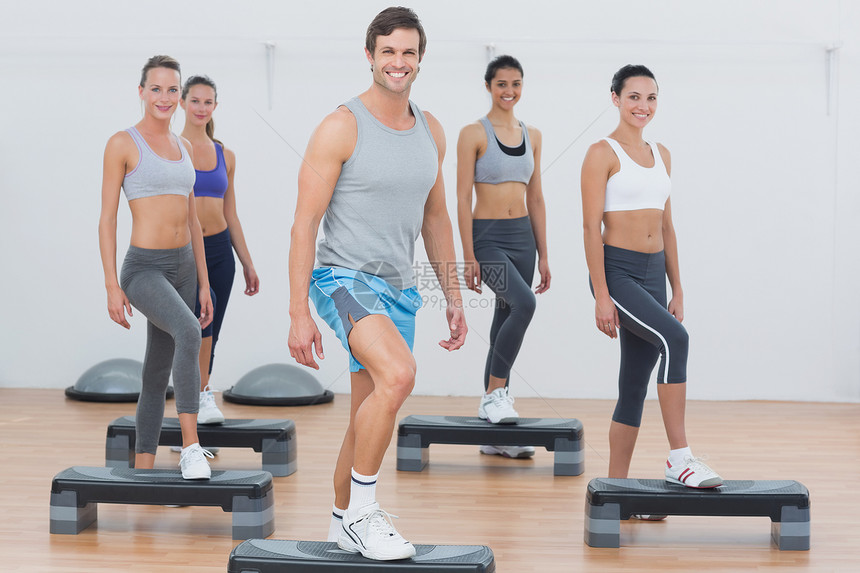 具有健身等级的教官 进行有氧职级运动身体护理活动瘦身混血调子训练健身房闲暇男人图片