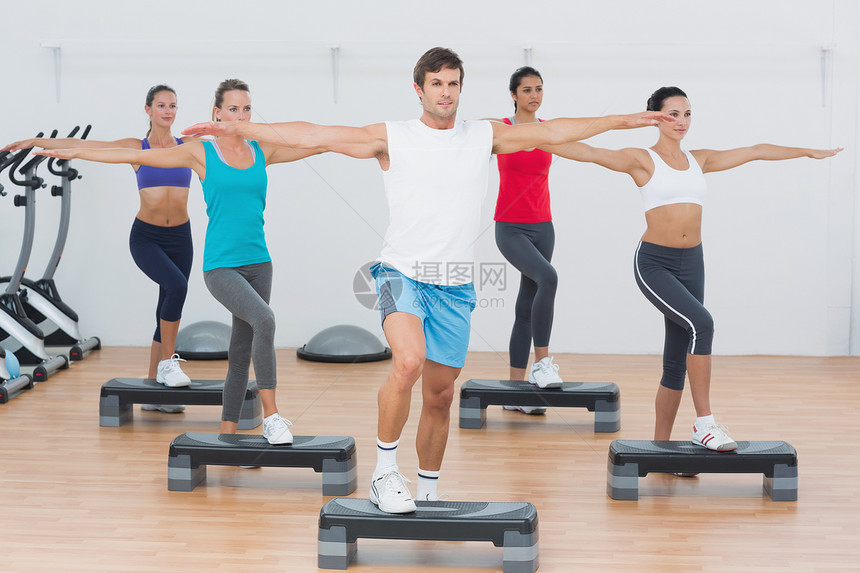 进行有氧职级运动的健身等级训练健身房瘦身闲暇运动服俱乐部讲师护理调子男性图片