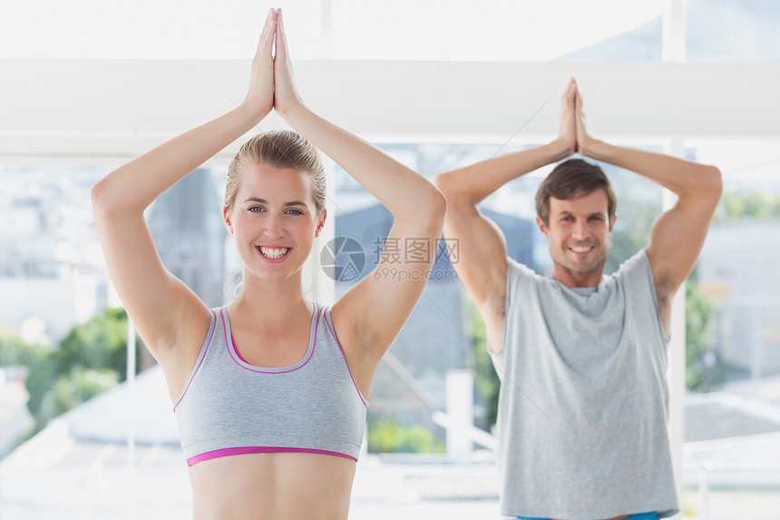 运动夫妇在健身工作室有双手合手图片