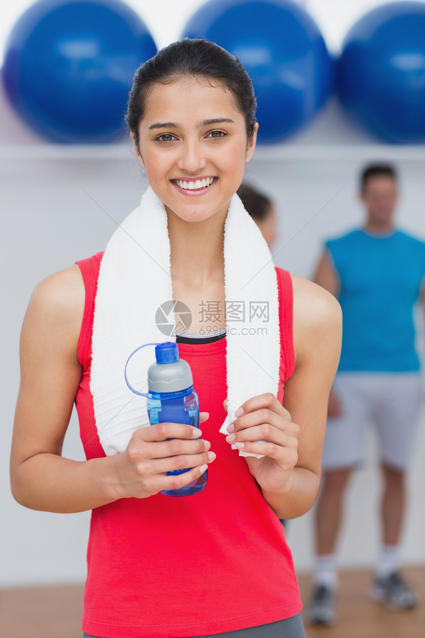 持有水瓶的妇女 其背景为健身品级友谊训练男性培训师火车混血团体水壶班级讲师图片