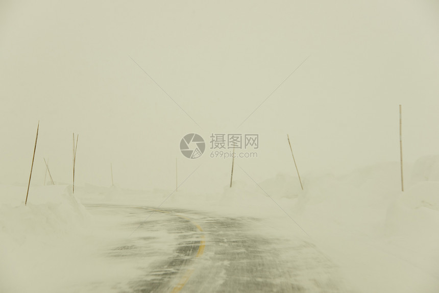 冬季山区公路漂移漂流状况山脉驾驶暴风雪交通图片