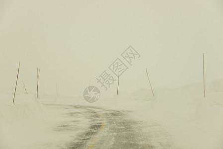 冬季山区公路漂移漂流状况山脉驾驶暴风雪交通背景图片