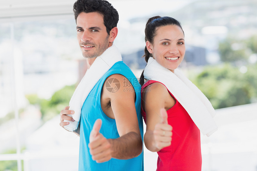 在明亮的锻炼室里 配上一对情侣手拇指毛巾火车朋友们护理调子闲暇女性健身房俱乐部运动服图片