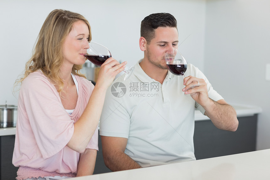 一对在餐桌上喝红酒的情侣图片