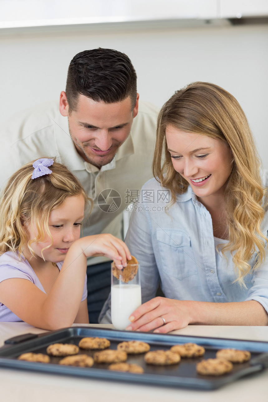 家长们看着女儿在牛奶中吃饼干图片