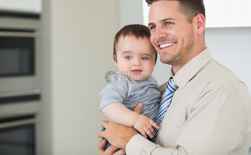 快乐的商务人士携带婴儿图片