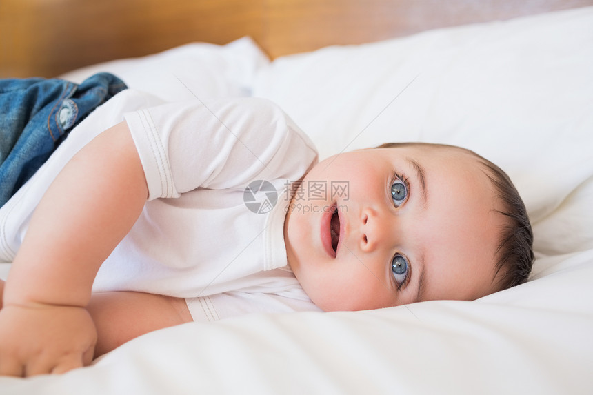 婴儿躺在床上说谎便服男性孩子卧室儿童闲暇家居男生房子图片