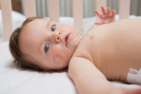 婴儿床的可爱小男孩背景图片
