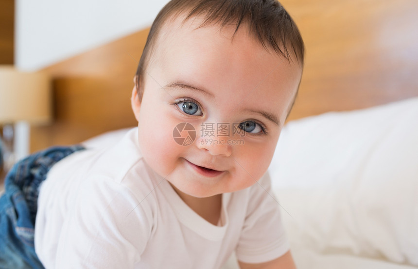 男孩在床上微笑男性儿童男生闲暇孩子脆弱性房子家居卧室便服图片