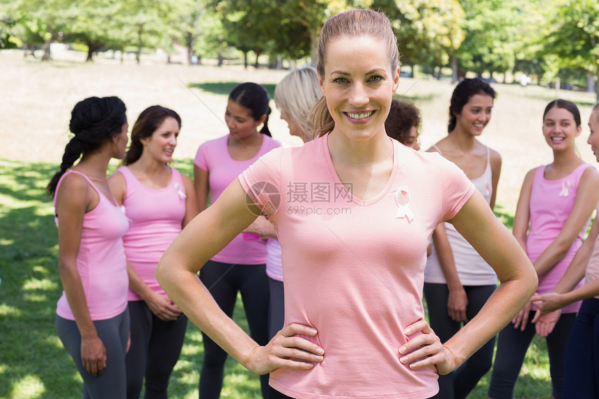 支持乳腺癌运动的妇女志愿者;支助乳腺癌运动图片