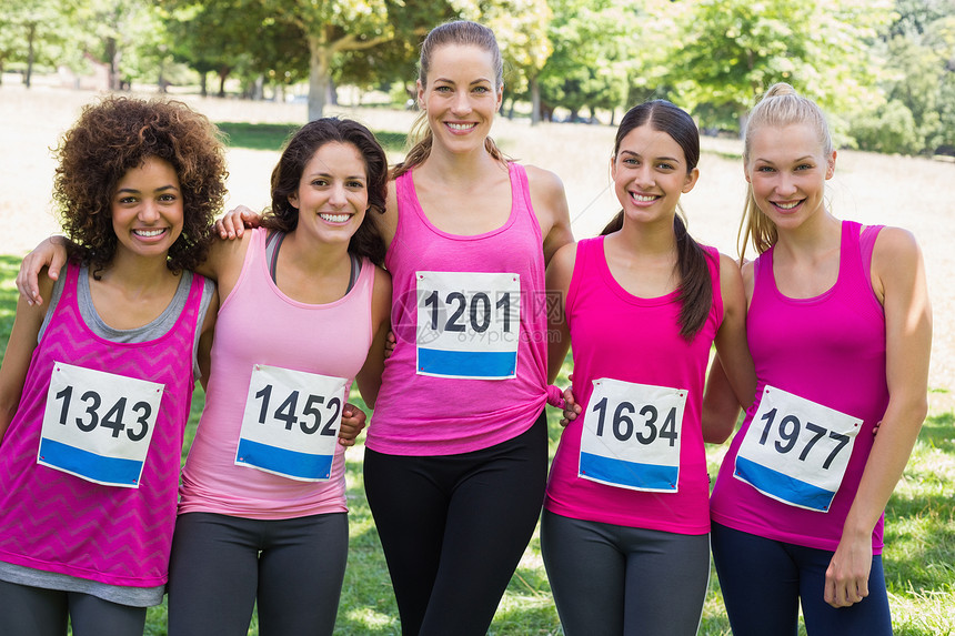 参加乳腺癌马拉松比赛的自信女性人数众多图片