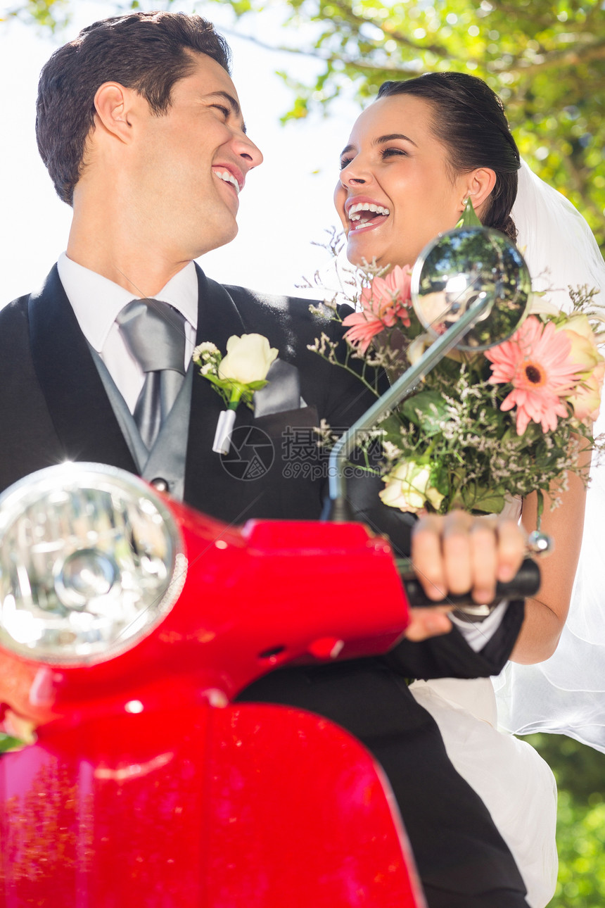 新婚夫妇享受骑摩托车的旅程已婚微笑婚姻运输女性庆典新娘丈夫联盟新郎图片