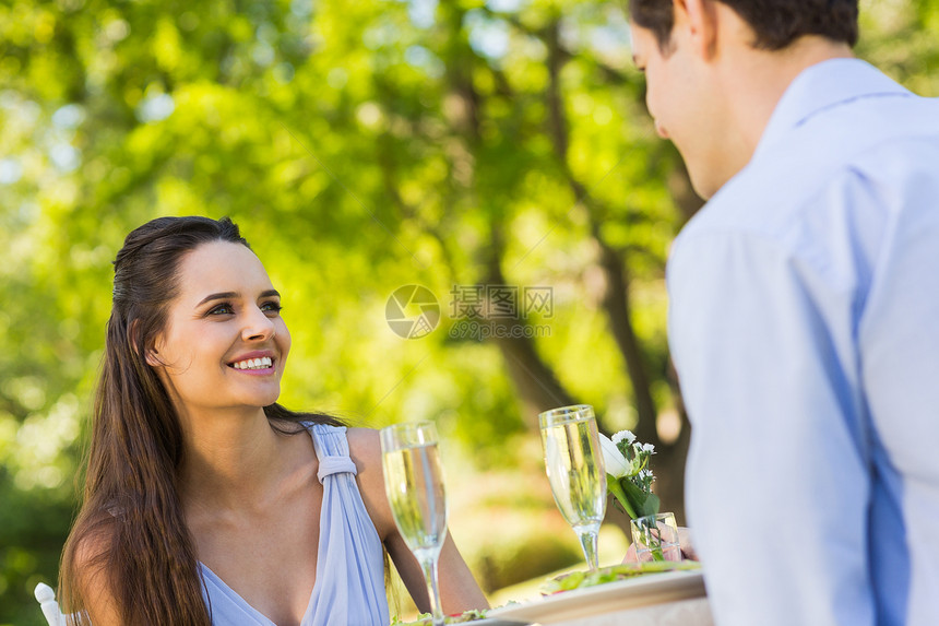 还有香槟笛子 坐在户外咖啡厅里幸福头发夫妻成人女士酒精奢华享受男性玻璃图片