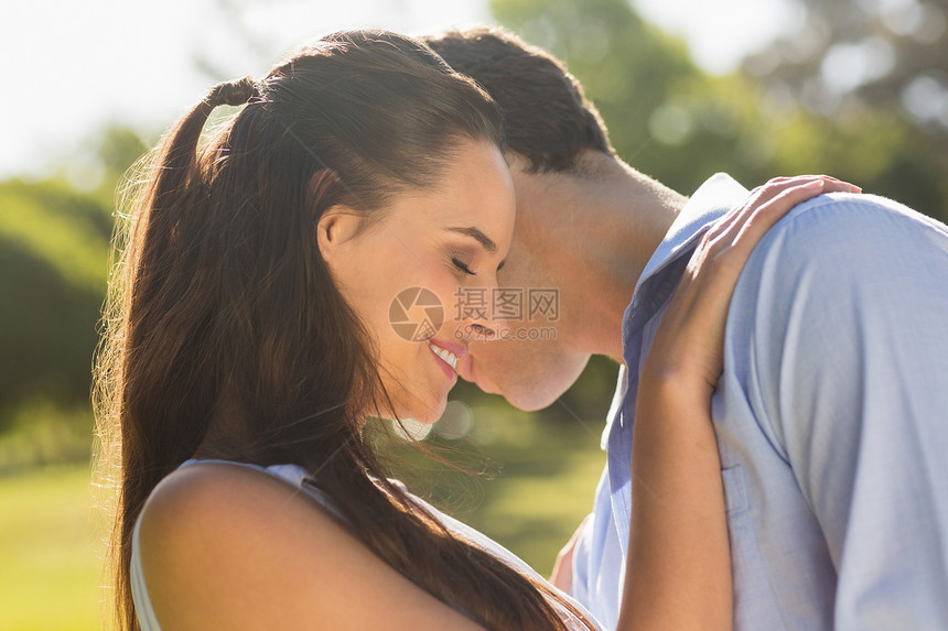 在公园的爱和幸福情侣女士伙伴男朋友棕色夫妻女性头发亲热女朋友闲暇图片