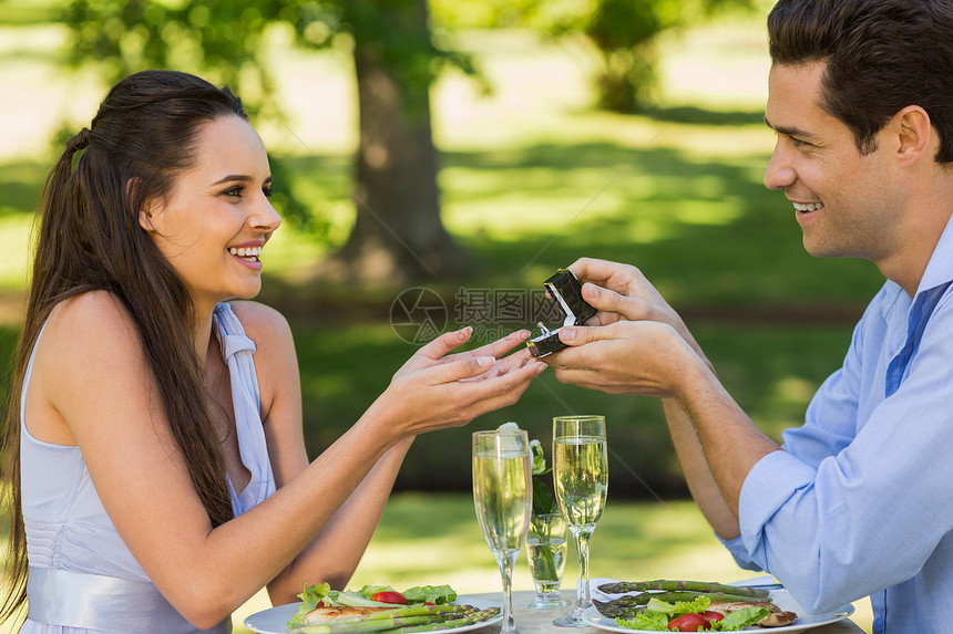 男人在室外咖啡厅里约会时 当男人求婚时 她们就浪漫地约会?图片