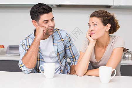 不沾厨房一起喝咖啡互相看对方的一对美联储夫妇背景