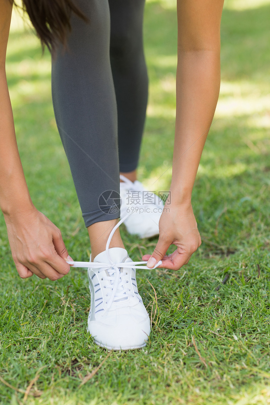 在公园系鞋带的低层妇女慢跑者运动锻炼护理慢跑女士跑步体力女性身体图片