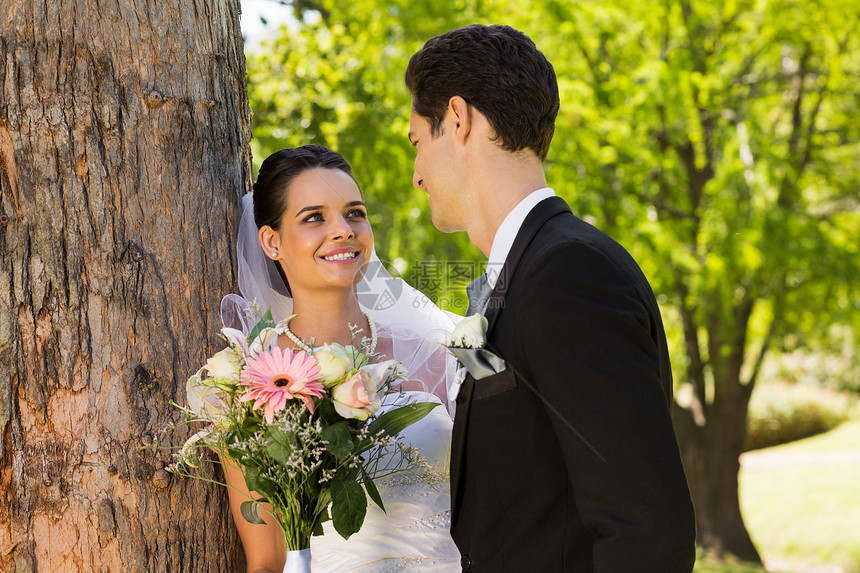 吉卜赛新婚夫妇站在公园里已婚幸福联盟婚纱新郎花束新人女士妻子面纱图片