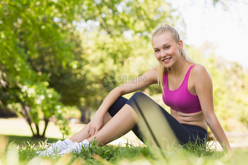 公园中一位健康和美丽的女子的全身身体健康女士金发文胸训练锻炼体力女性树木生活方式运动图片