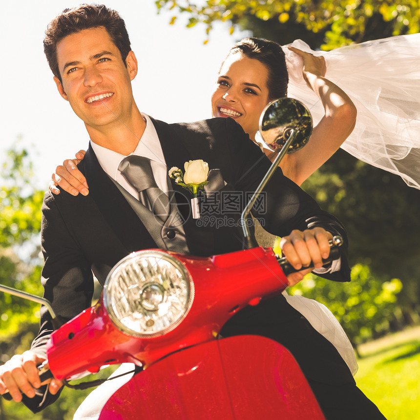新婚夫妇享受骑摩托车的旅程女性丈夫运输套装旅行庆典婚礼新娘妻子女士图片