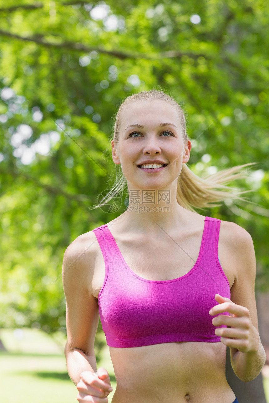 在公园跑步的运动编舞中 健康 美丽的女人金发生活方式护理赛跑者浅色金发女郎锻炼身体文胸活动图片