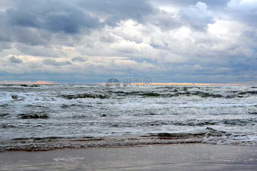 黑海的波浪 多云的天气风暴天空地平线图片