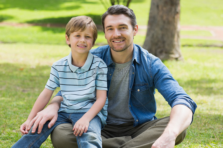 公园父亲和男孩的肖像儿子假期闲暇男性孩子童年团结家庭男人男生图片