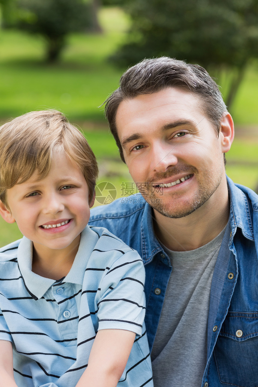 公园中父亲和男孩的近视肖像成人假期孩子团结童年男人男生男性微笑家庭图片