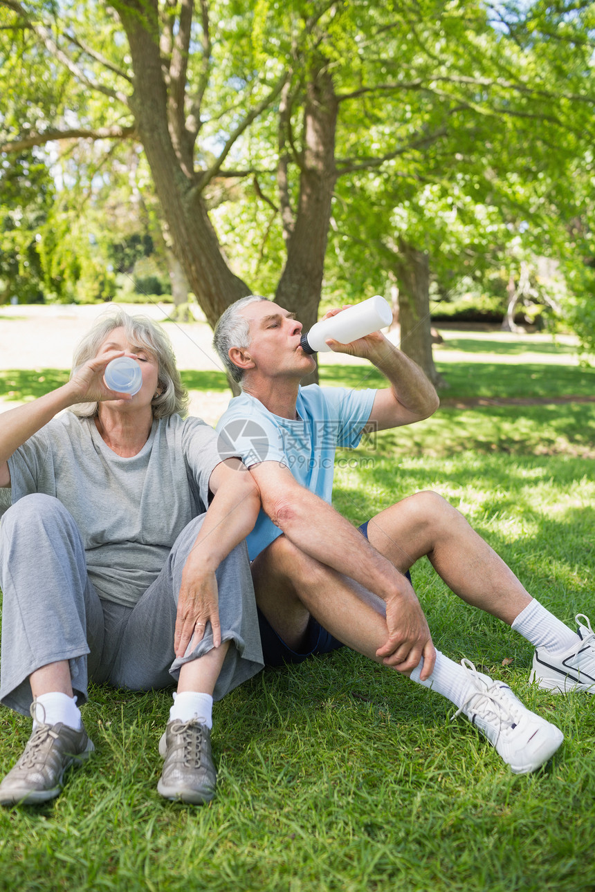 公园中一对夫妇饮用水瓶子男人成人头发女性男性闲暇夫妻退休老年图片