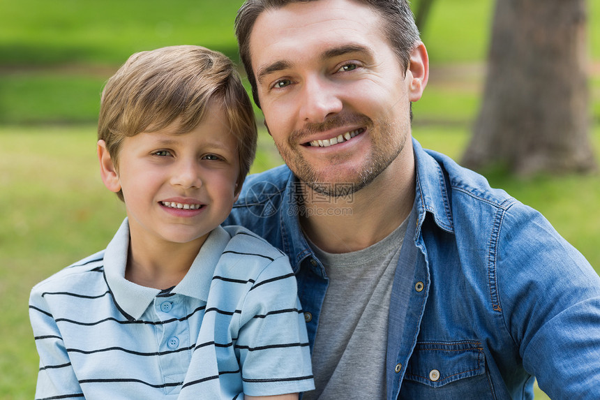 公园中父亲和男孩的近视肖像成人团结男生微笑闲暇男性假期孩子男人家庭图片