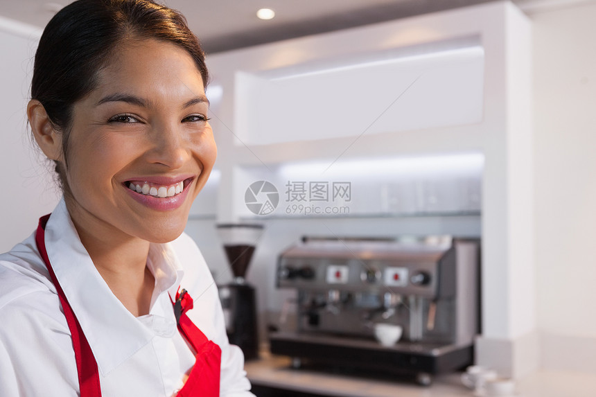 漂亮的咖啡厅 在镜头前微笑食品咖啡店咖啡快乐职业女士混血工作咖啡师围裙图片