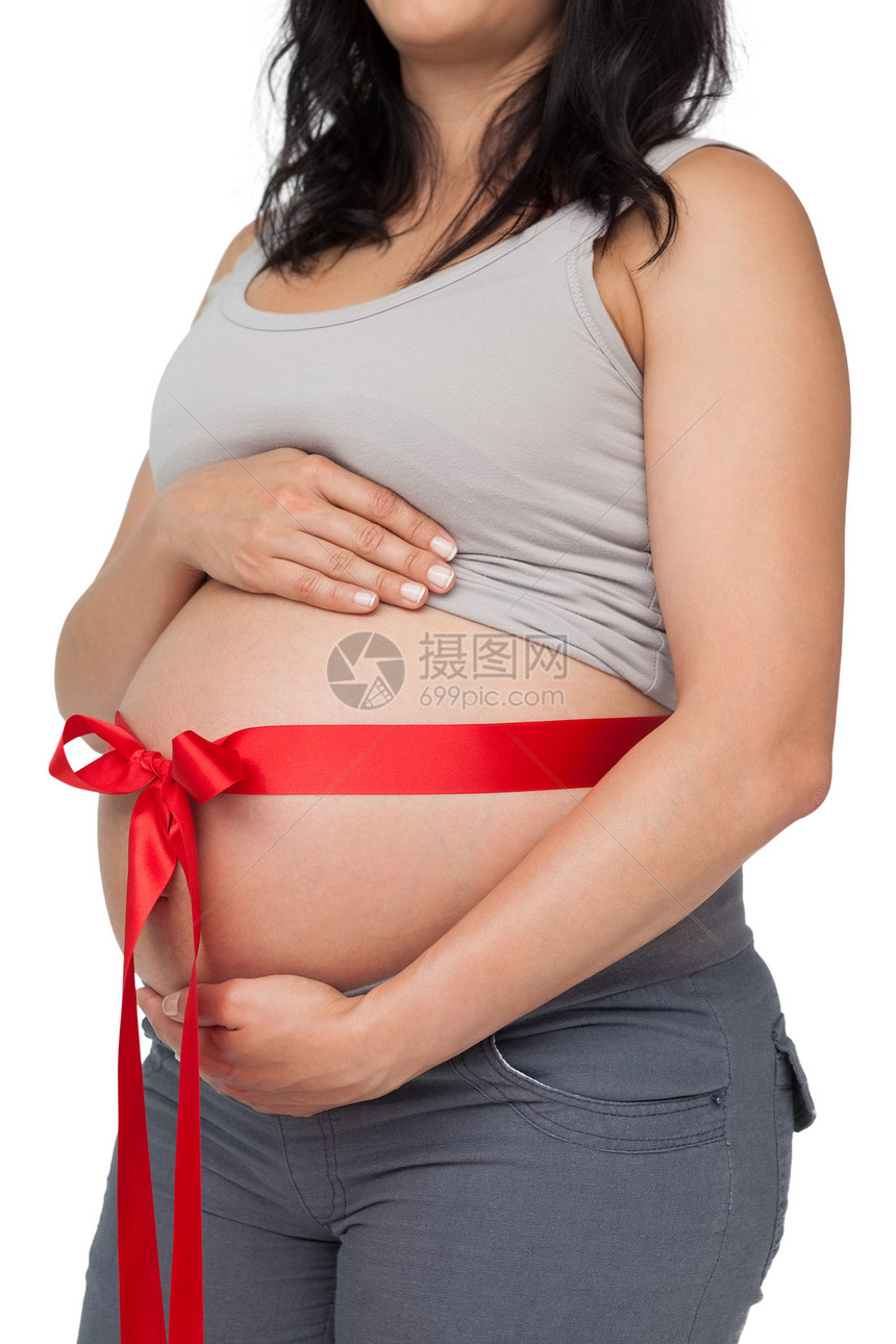 带红丝带的孕妇 在她腰包周围腹部准妈妈母亲女士头发棕色红色女性怀孕孕妇装图片