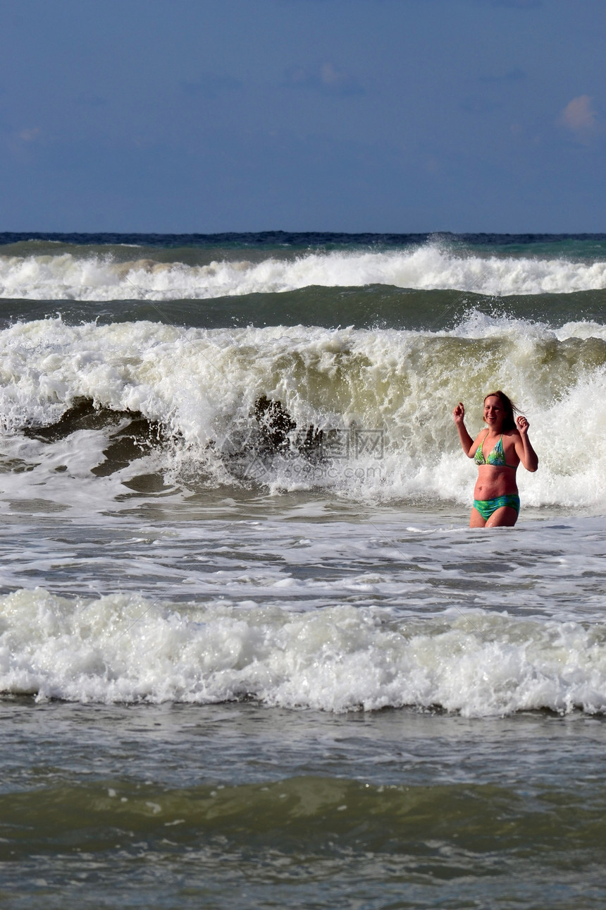 女人在海中对抗大浪风暴沐浴者女孩波浪飞溅图片