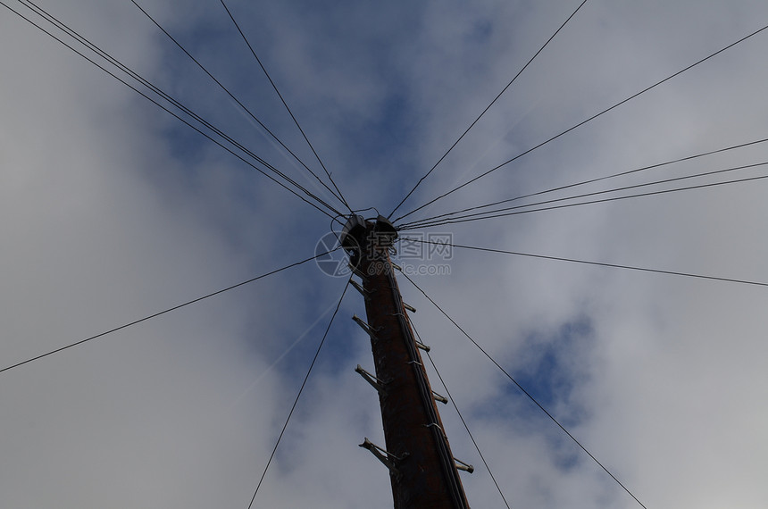 电话杆电缆电线天空乡村木头公用事业金属蓝色商业图片
