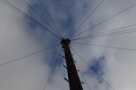 电话杆电缆电线天空乡村木头公用事业金属蓝色商业背景图片