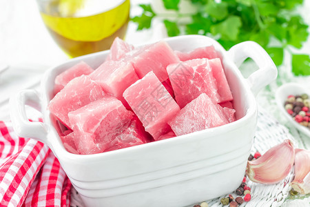 原生肉食物羊肉营养烤串烹饪鱼片香菜厨房美食牛扒背景图片