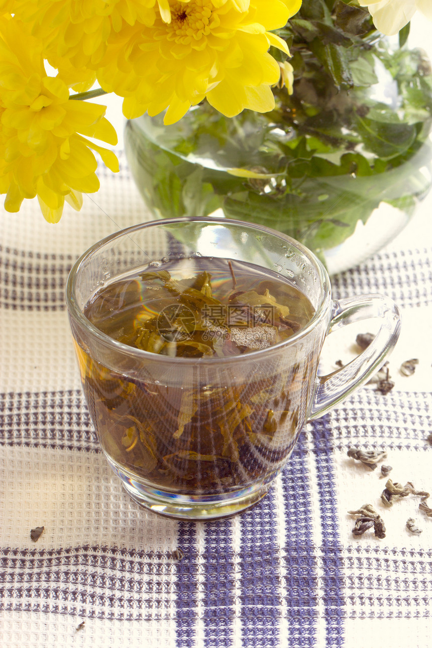 玻璃杯和鲜花中的草药茶花草大锅草本植物季节药品玻璃饮料早餐植物群治疗图片