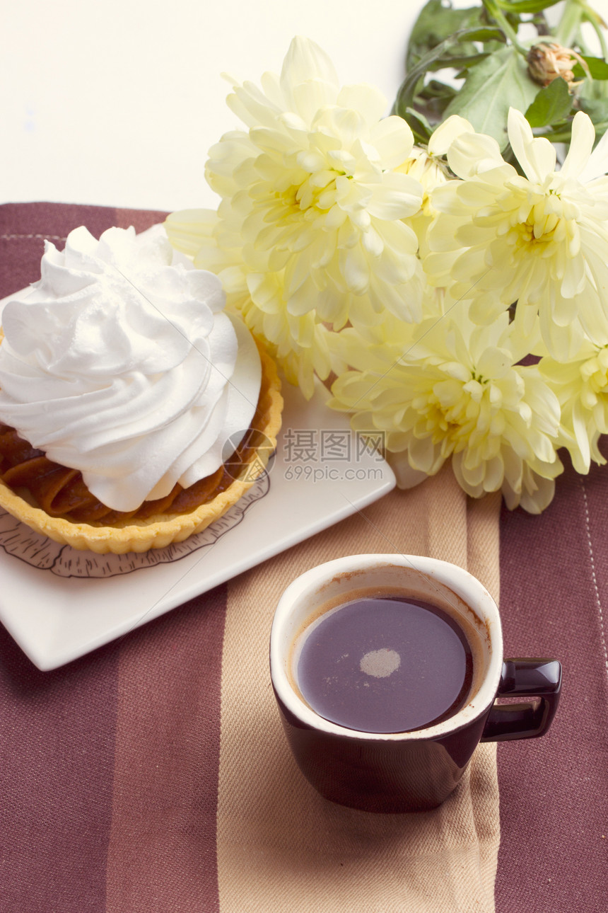 咖啡和蛋糕加奶油奶油早餐杯子餐厅糖果食物巧克力明胶饼干问候语盘子图片