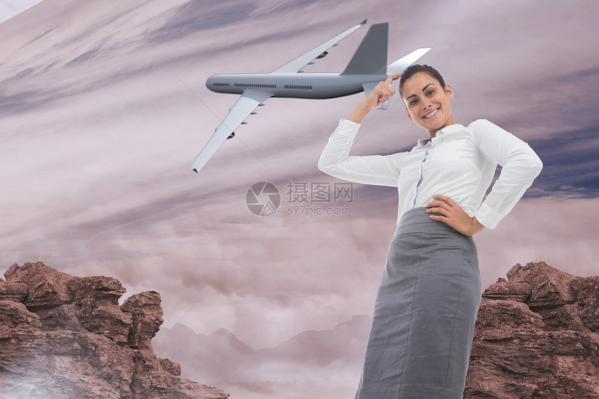 微笑 深思熟虑的女商务人士的综合形象头发旅行职业石头女士环境沙漠绘图航班商业图片