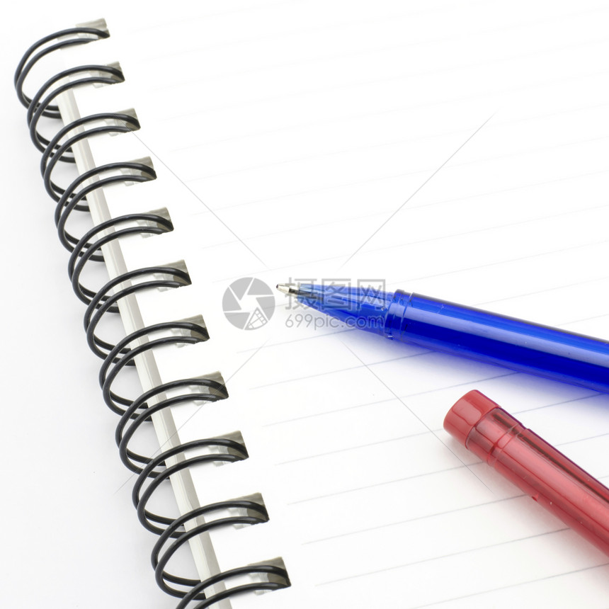 蓝色和红色笔 用笔记本在白色上隔离学校商业软垫教育笔记钢笔毛毡补给品绘画团体图片