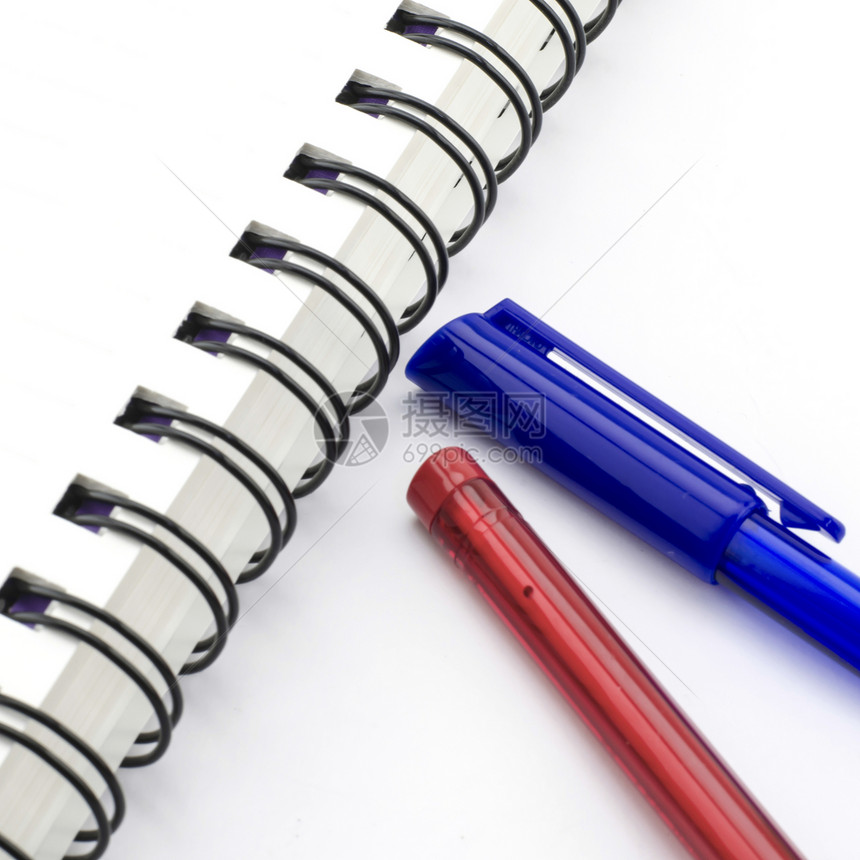 红色和蓝色笔 用笔记本在白色上隔离教育魔法工具记事本铅笔笔记软垫毛毡团体商业图片