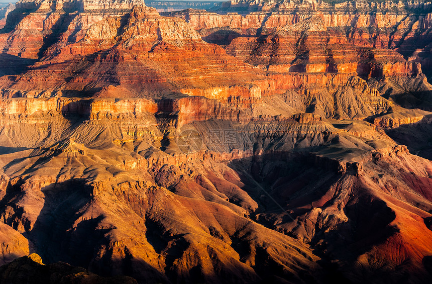 大峡谷岩在色彩繁多的日出中图片