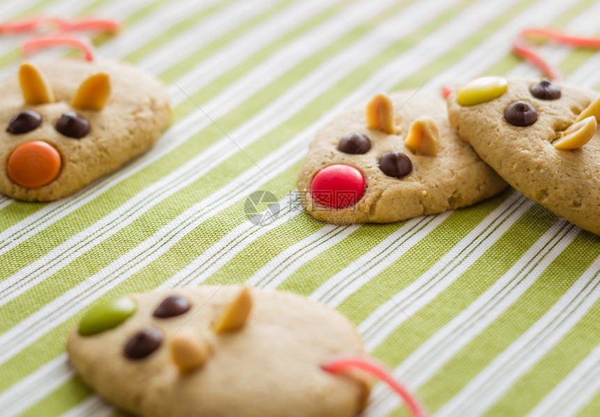 带有鼠标形状和红色甘油尾巴的曲奇饼干甘草花生小吃团体老鼠蛋糕宠物耳朵甜点巧克力图片