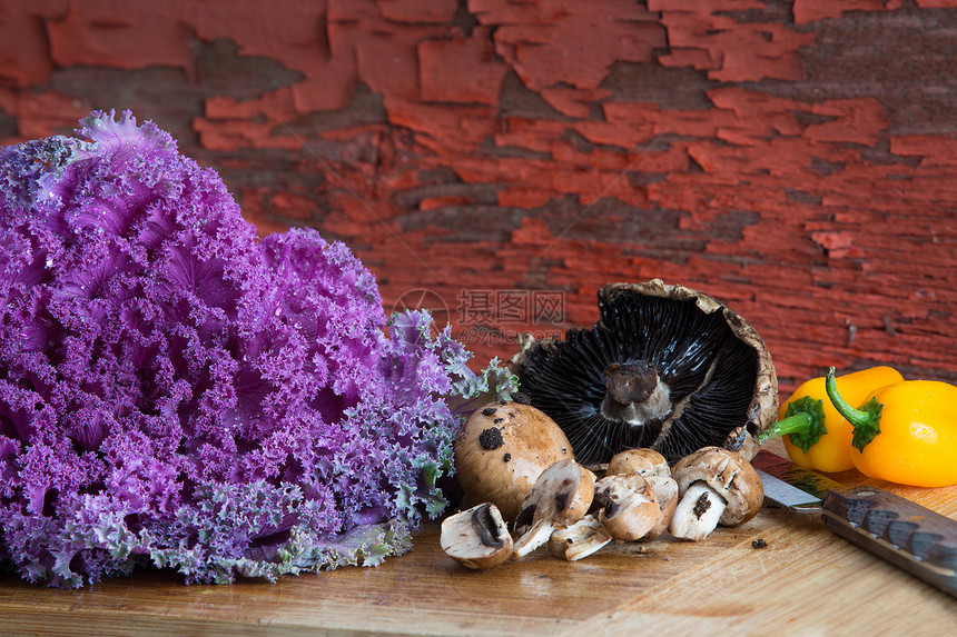 新鲜健康烹饪剥皮维生素乡村木头厨房辣椒食物油菜卷叶紫色图片