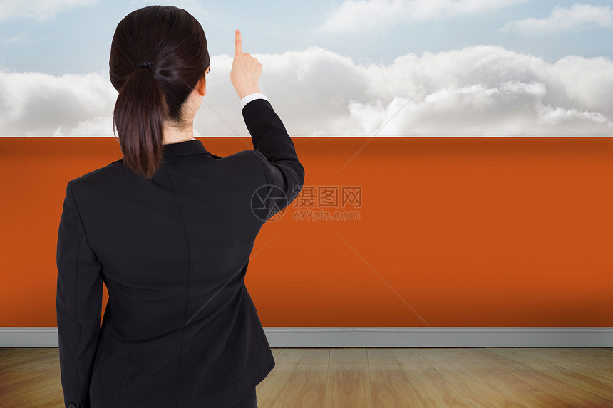 商业女商务人士的复合形象 指职业地板阳台计算机公司商务手指天空多云绘图图片