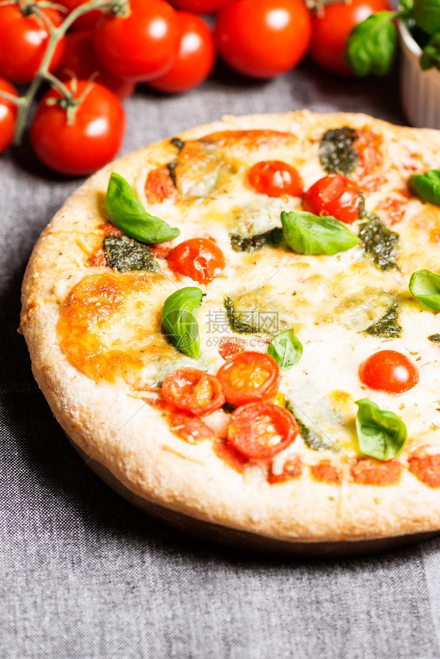 桌布上意大利披萨 西红柿顶端风景图片