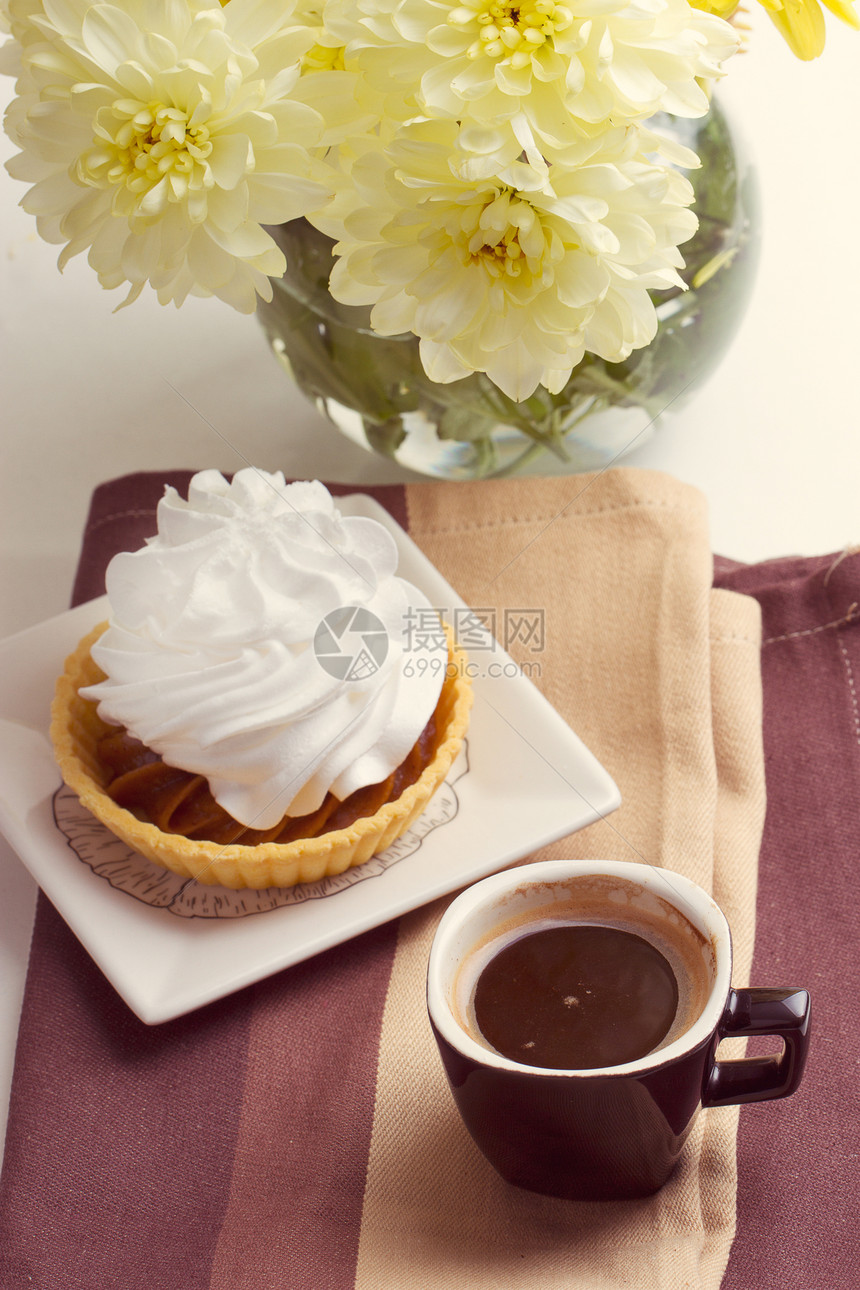 咖啡和蛋糕加奶油奶油木头巧克力杯子叶子乡村美食店铺餐厅食物明胶图片
