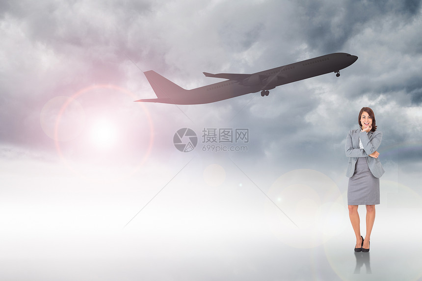 微笑 深思熟虑的女商务人士的综合形象灰色人士头发天空航班公司思维旅游飞机职业图片