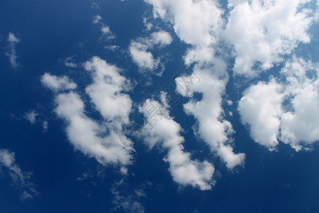 蓝色天空中的云彩白色天气彩色图片背景图片