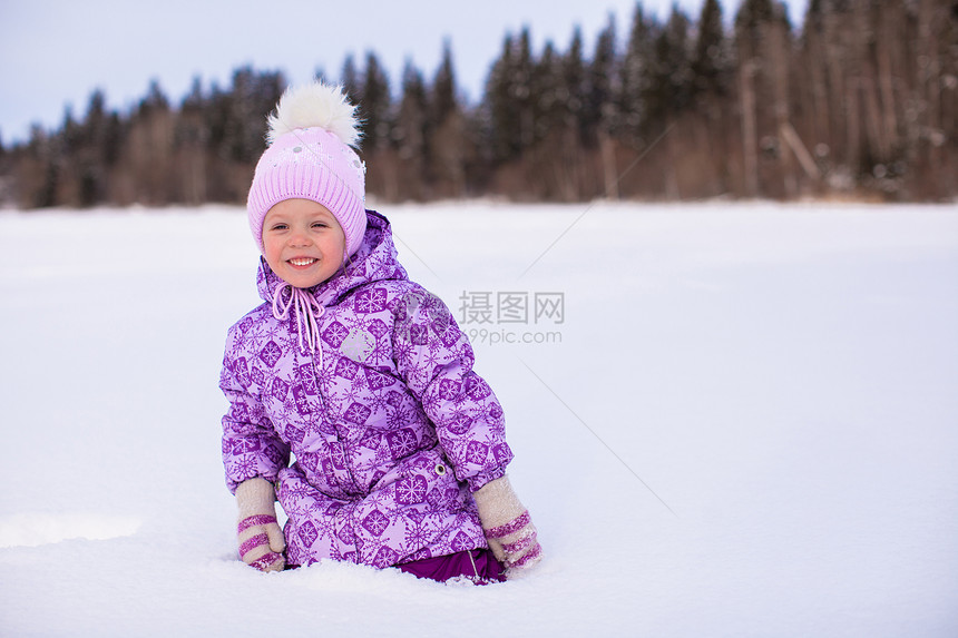 快乐可爱的小可爱女孩 在寒冬阳光明日的雪上玩得开心乐趣假期童年微笑婴儿压痛活动情绪女儿围巾图片